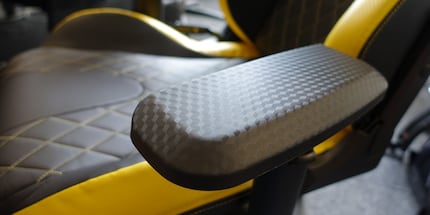 Nebst Carbon-Optik, können die Armlehnen auch in vier Richtungen verstellt werden.