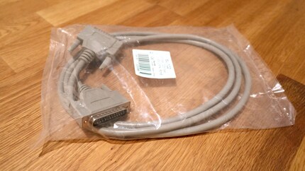 The LPT cable is equipped with two male plugs.