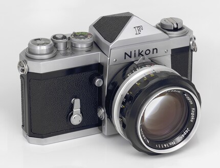 Un Nikon F de 1962 env. Les objectifs d'hier fonctionnent encore sur les appareils d'aujourd'hui. Photo: wikimedia.org/s58y, CC BY 2.0