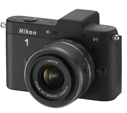 Die Nikon 1 V1 war kompakt, hatte einen Sucher, eine schnelle Serienbildfunktion und eine Art Daueraufnahme, um keinen Moment zu verpassen. Für die ambitionierten Fotografne fehlten aber mechanische Bedienelemente.