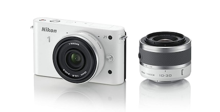 Die J1 war zusammen mit der V1 die erste Nikon 1. Sie war auf minimale Abmessungen getrimmt und kam in zahlreichen Farben.