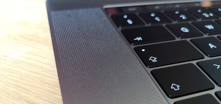 Der Klang der Lautsprecher ist für ein Notebook ausgezeichnet.
