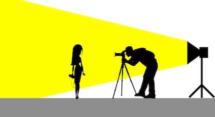 La fonte di luce è dietro il fotografo e brilla sulla modella