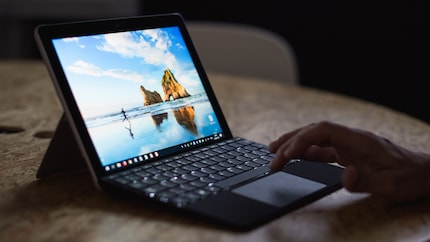 Se non leggi la risoluzione data, non hai nulla da criticare al display. Secondo Microsoft, i colori sono pre-calibrati in fabbrica.