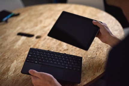 Il fissagio della Type Cover al tablet è…magico.
