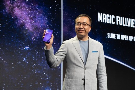 .George Zhao a une attitude gagnante qui le rend plus proche des copains que du PDG d'une société multimilliardaire
