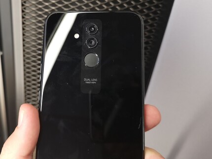 La piastra posteriore presenta un elemento di design sorprendente intorno alla fotocamera.elemento di design intorno alla fotocamera e al lettore di impronte digitali