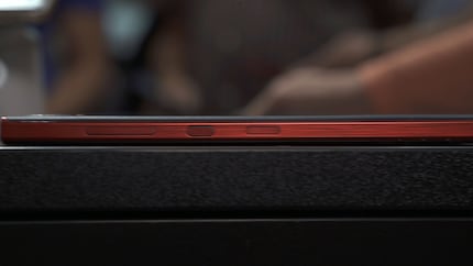 Das Rot ist nur ein Highlight. Schwarz dominiert nach wie vor das Phone