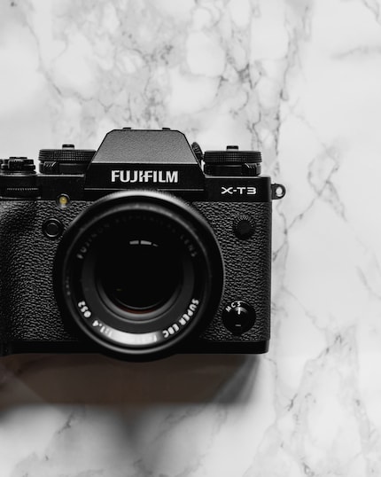 Ich hab mich Mal etwas als Produktfotograf versucht. Bis auf die neue Nummer sieht die Kamera sehr ähnlich aus wie der Vorgänger
