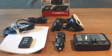 The contents are roughly the same for all three models: adapter, antenna, holder, USB power cable and cigarette lighter connection. Only the Pure model runs on batteries.