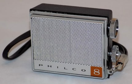 Radio mobile à transistors Philco QT-85 de 1966. Elle ne mesure que 6,5 x 5 cm environ.
