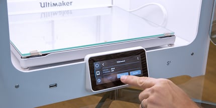 You can easily control the Utlimaker S5 via the touchscreen. (Photo: Ramon Schneider)