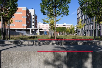 Qui le linee vicine sono parallele alla telecamera. Quella dietro (edificio) è ancora leggermente inclinata