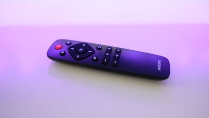 Siccome il Momentum è un monitor e non una TV, il telecomando ha solo pochi pulsanti.