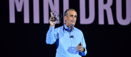 Le Shooting Star Mini Drone est très petit, comme nous le montre ici Brian Krzanich, CEO d'Intel.