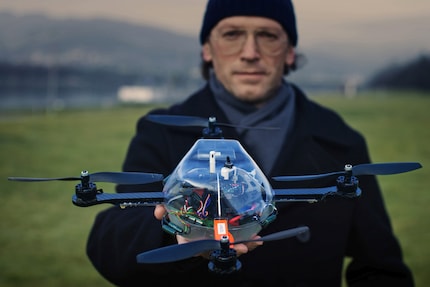 Un drone Spaxels, ici sans grille de protection. En arrière-plan, le directeur commercial de Spaxels, Chris Bruckmayr.