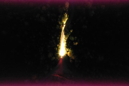 Leuchten die Lichter der Drohne während der Aufnahme, sind an den Rändern rote Bereiche zu erkennen (5.0 sek bei f/2.8 und ISO 3200)
