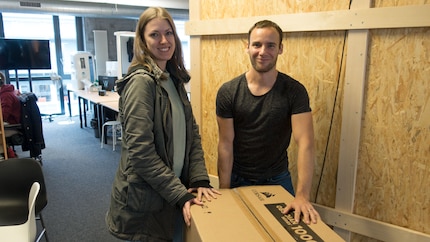 Zwei Honigkuchenpferde: Redaktionskollege Kevin freut sich mit Calypso.