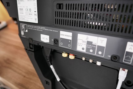 Dedizierter Eingang, um den AF9 als Center-Lautsprecher in einer Surround-Sound-Anlage zu nutzen