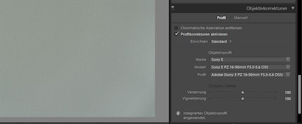 The automatic lens correction in Lightroom completely removes the vignetting.
