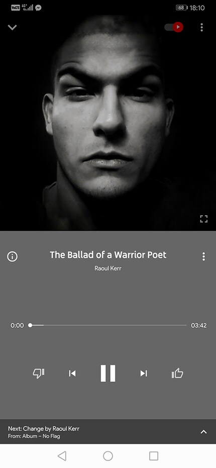 The «Currently Playing» screen looks desolate and has hardly any functions