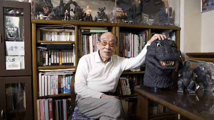 Haruo Nakajima à côté de la tête qu'il a portée dans une douzaine de films.