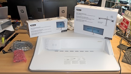 Schade, dass die Monitorarme nicht gleich inbegriffen sind und dazugekauft werden müssen.