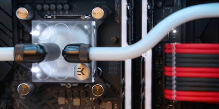 Die CPU unter dem Kühlblock.