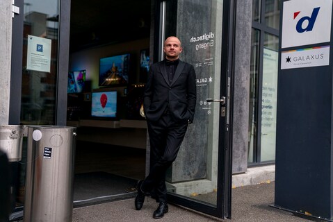 Adrian Meier de la succursale de Zurich attend les clients qui viendront chercher leurs achats.
