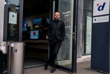 Adrian Meier vom Shop Zürich wartet am Mittag auf Kunden, die ihre Einkäufe abholen kommen