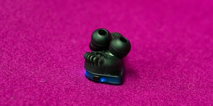 Thanks to five different sized silicone tips and two different sized wings, the earbuds fit in every ear.