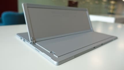 Grâce au slot microSDXC sous le pied, vous pouvez étendre la mémoire. 