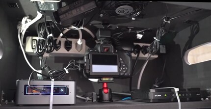 Von links nach rechts: NUC-PC, Kamera mit Stativ, WLAN-Router. Der Drucker befindet sich unsichtbar unterhalb des Tablars.