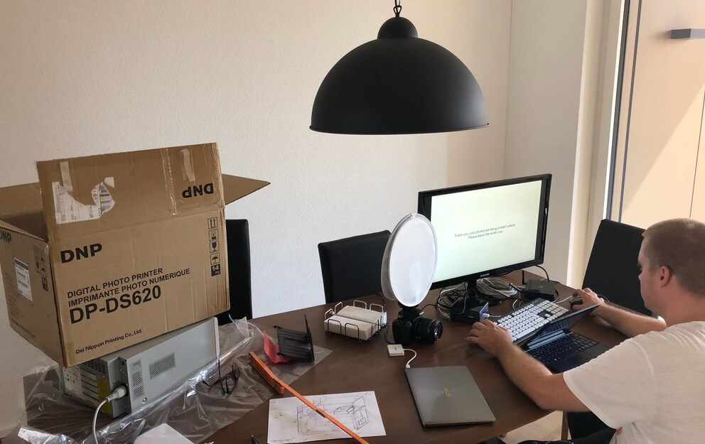 Vor dem Zusammenbau: Fabian testet die Software