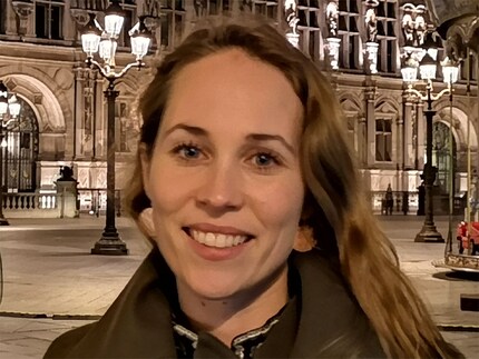 I capelli di Stephanie soffiano nel vento e confondono la fotocamera