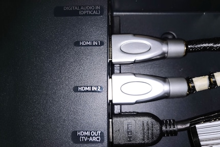 Trois entrées HDMI et un connecteur pour câble optique – une ou deux de plus ça ne serait pas de refus.