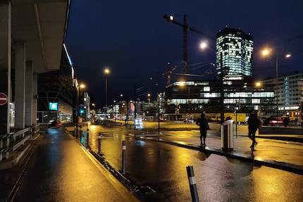 Pfingstweidstrasse a Zurigo, fotografata in modalità automatica