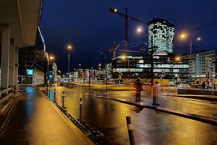 La Pfingstweidstrasse a Zurigo, fotografata in modalità notturna
