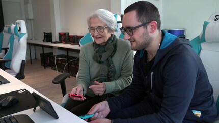 Ursula spielt zusammen mit Enkel Gian auf der Nintendo Switch.