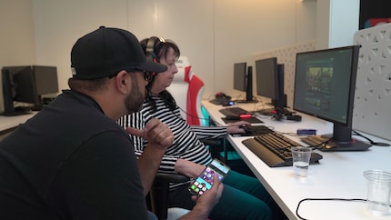 Kevin und seine Mutter Monika browsen durch den Steam-Store.