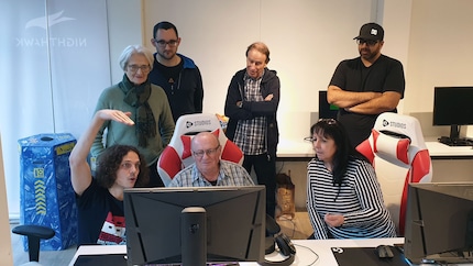 Ich erklär gerade, wie der Schulbus in «Fortnite» die Spieler ins Game bringt.