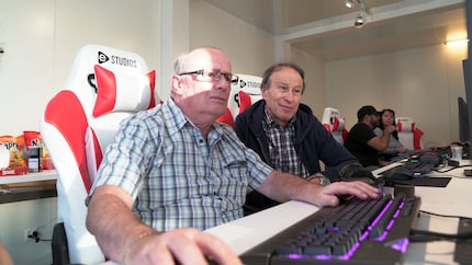 Johann (l.) und Roger (r.) versuchen sich an «Overwatch»
