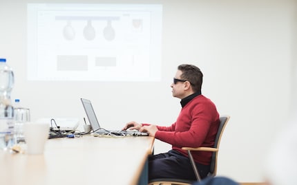 Gianfranco erforscht unsere Website per Screenreader, wir sehen sie auf dem Beamer.