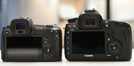 Durch den beweglichen Bildschirm der Canon EOS R (links) fehlen im Vergleich zur Spiegelreflexkamera (rechts) gleich fünf Tasten