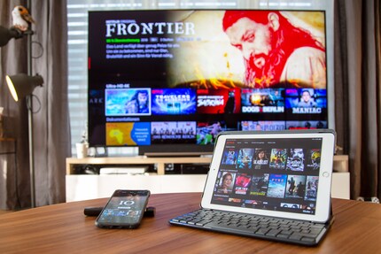 Egal ob am TV, auf dem Handy oder Tablet: Bingewatchen kannst du überall und jederzeit