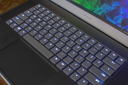 Das grosse Touchpad erinnert irgendwie an einen anderen Hersteller, der auch überteuerte Geräte verkauft.