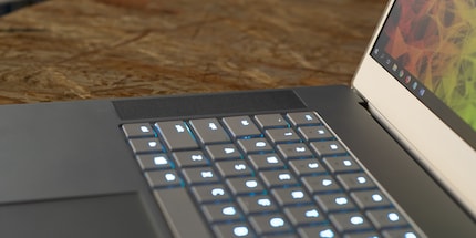 Die Lautsprecher sind neben der Tastatur angebracht.