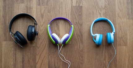 Size comparison left to right: Sennheiser Momentum 2, JVC HA-KD5, JBL Junior JR300, all with the headband retracted