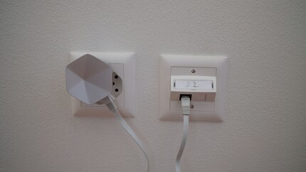 Mindestens einen Pod muss du mit deinem Router, respektive Netzwerk, verbinden.