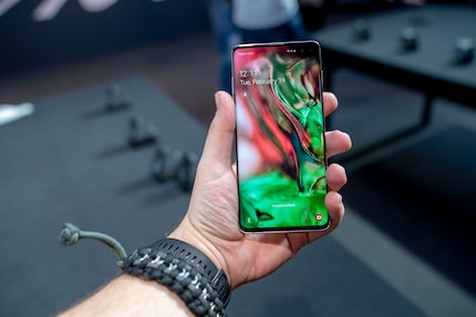 Trotz der Bildschirmdiagonalen von 6.4 Zoll ist das S10+ griffig und liegt gut in der Hand.